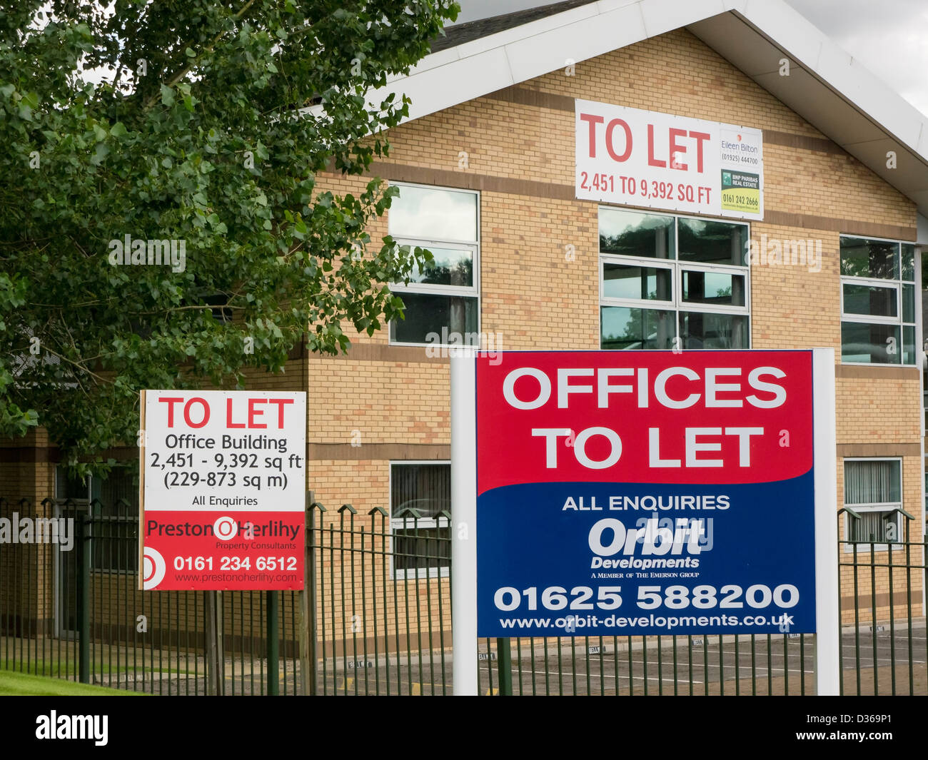 Modernas oficinas vacías para la venta y para dejar que durante la recesión, en Warrington, Reino Unido. Foto de stock