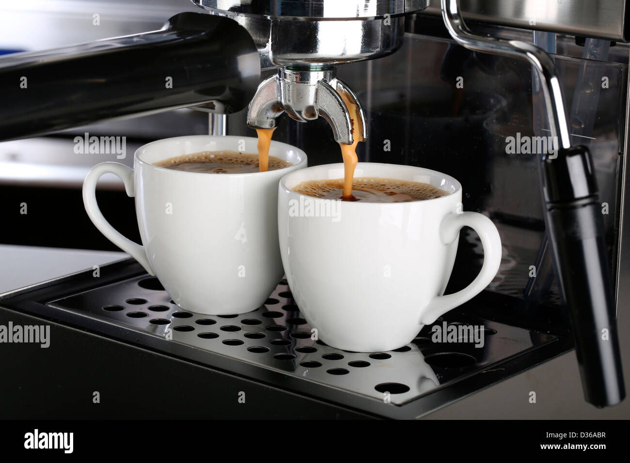 Hacer café espresso fresco Foto de stock