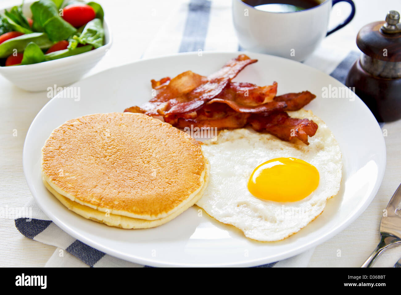 Panqueques Con Tocino Huevo Frito Y Ensalada De Espinacas Fotografía De Stock Alamy