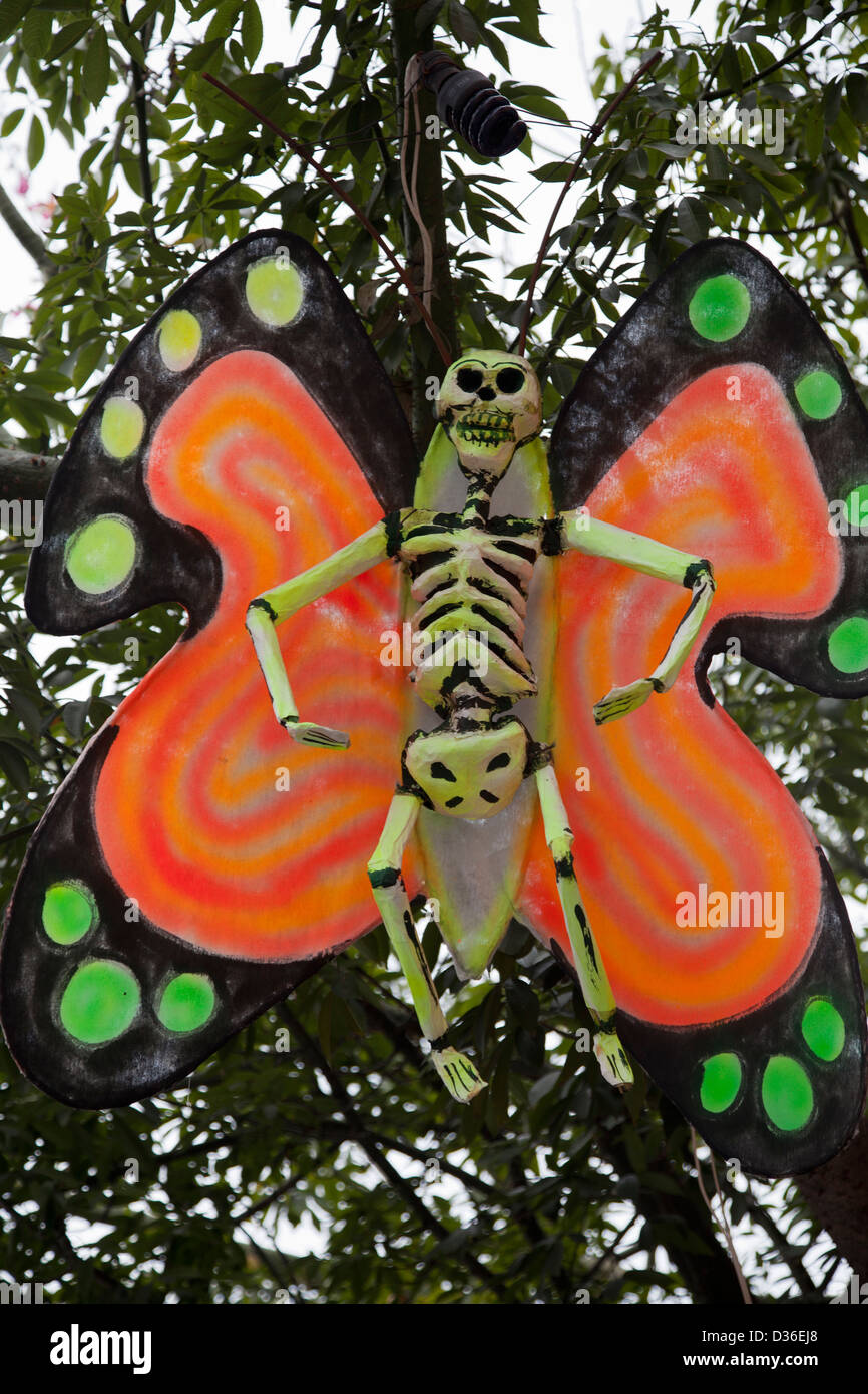 Esqueleto de mariposas en el árbol para el Dia de los muertos en Oaxaca