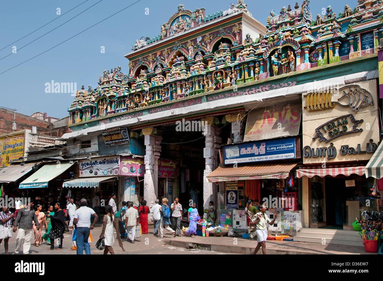 Sastres mercado frente al templo de Sri Meenakshi Amman en Madurai India de Tamil Nadu, India el Centro de la Ciudad Foto de stock