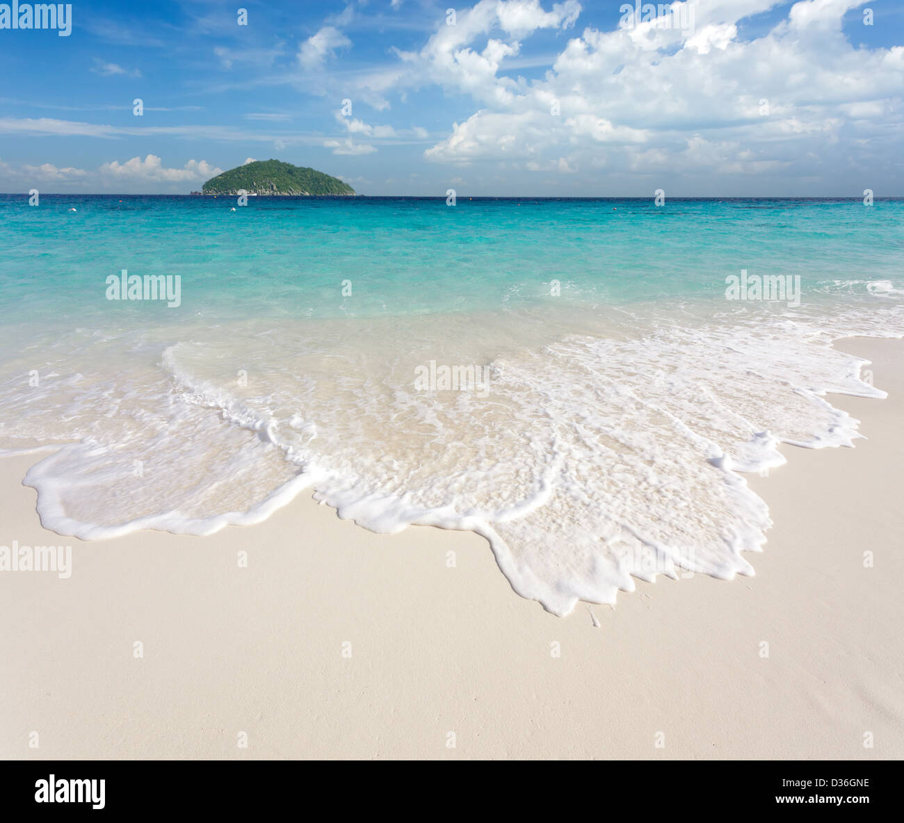 Arena blanca beachlandscape tropical, la isla de Ko similan, Tailandia Foto de stock