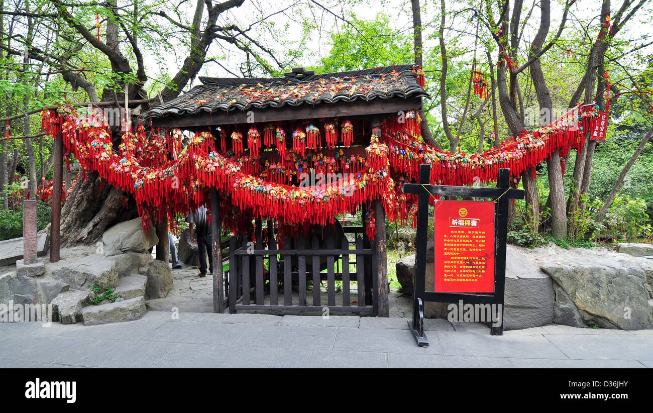 Buena suerte chino Tokens vendida en la acera, Chengdu, China Foto de stock