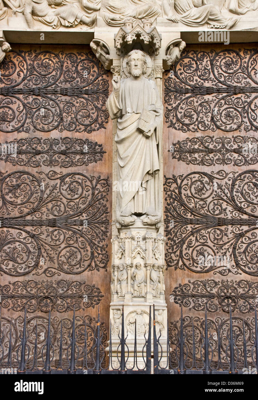 Estatua de Cristo en el Portal de la última sentencia Catedral de Notre Dame, sitio del patrimonio mundial de la UNESCO París Francia Europa Foto de stock