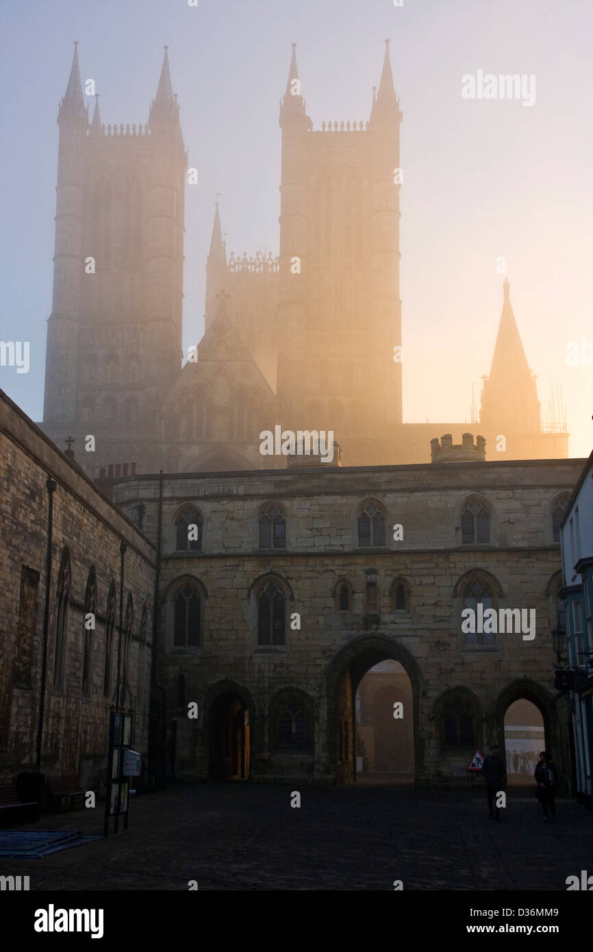 Invierno niebla de la mañana al amanecer amanecer la Catedral de Lincoln y Hacienda Puerta Europa Inglaterra Lincolnshire Foto de stock