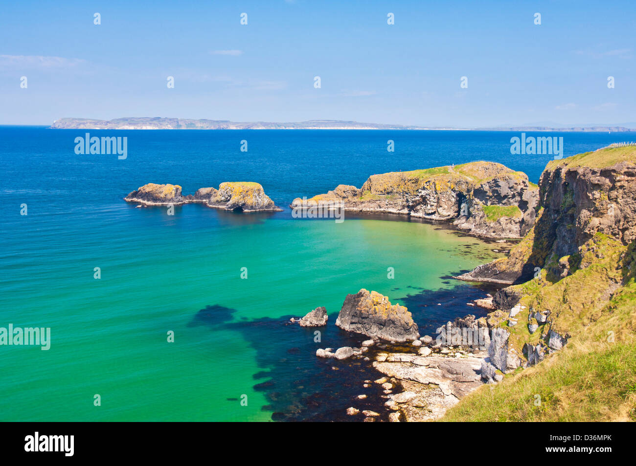 La Isla de Rathlin y carrick isla Larrybane Bay al norte de Antrim causeway coast forma en el Condado de Antrim de Irlanda del Norte GB UK EU Europa Foto de stock