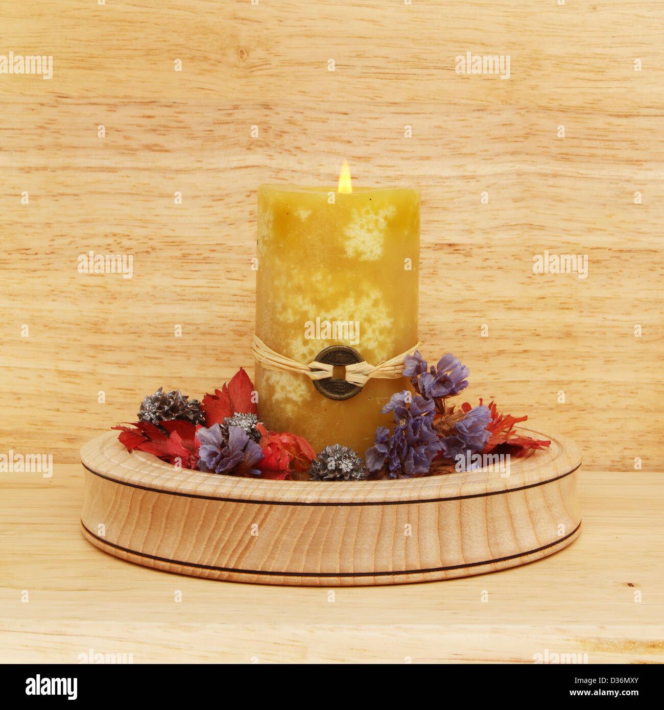 Feng Shui amarillo velas y popurrí en un recipiente de madera sobre un  fondo de madera Fotografía de stock - Alamy