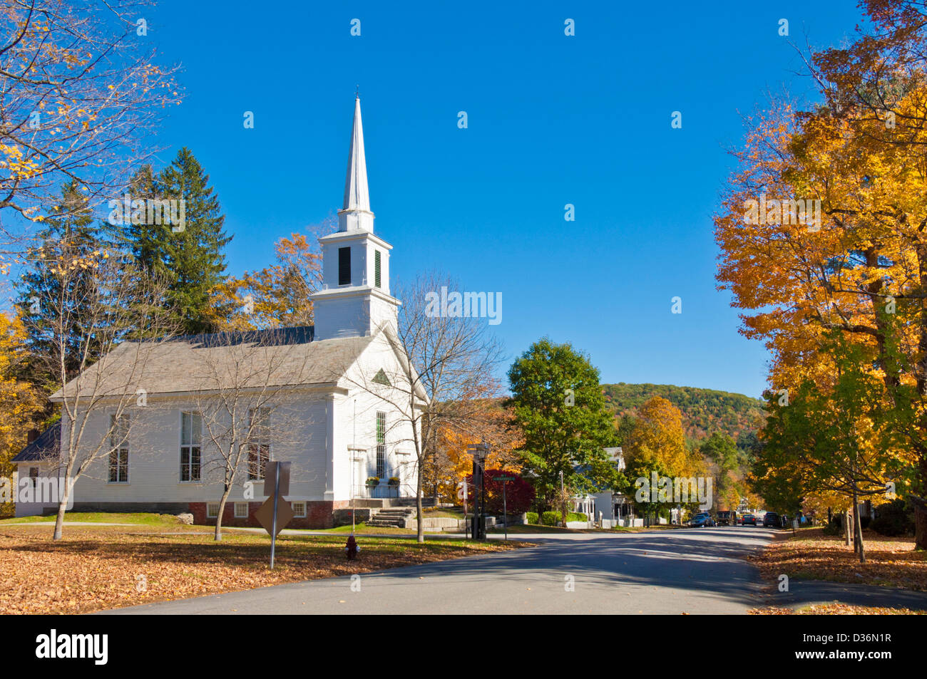 Otoño colores de otoño colores alrededor de blanco tradicional iglesia revestido de madera Grafton Vermont ESTADOS UNIDOS Estados Unidos de América Foto de stock