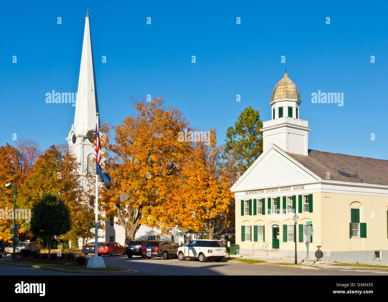 Bennington County Court House y blanca iglesia revestida de Manchester, Vermont, Estados Unidos de América ESTADOS UNIDOS DE NORTEAMÉRICA Foto de stock