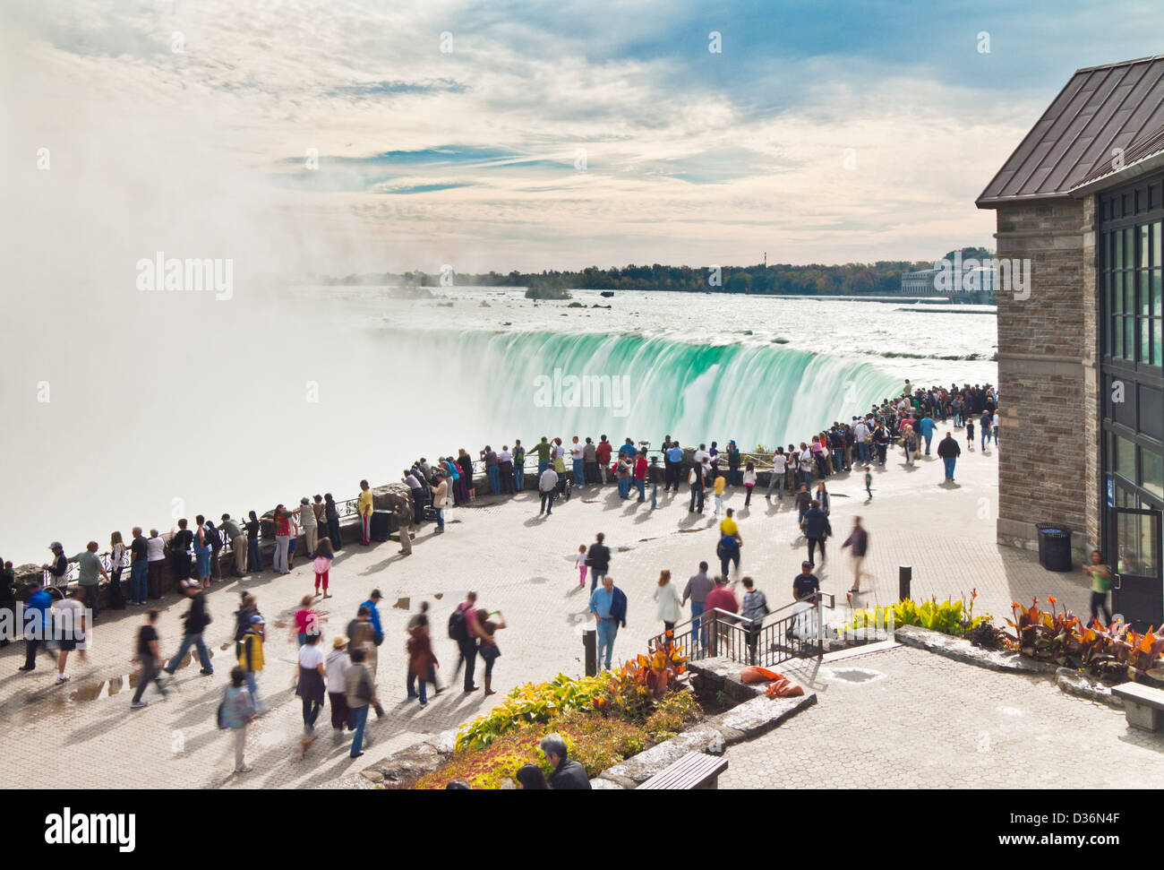 Turistas en la parte superior de la cascada de la Herradura y el Río Niagara Falls, Ontario, Canadá Foto de stock