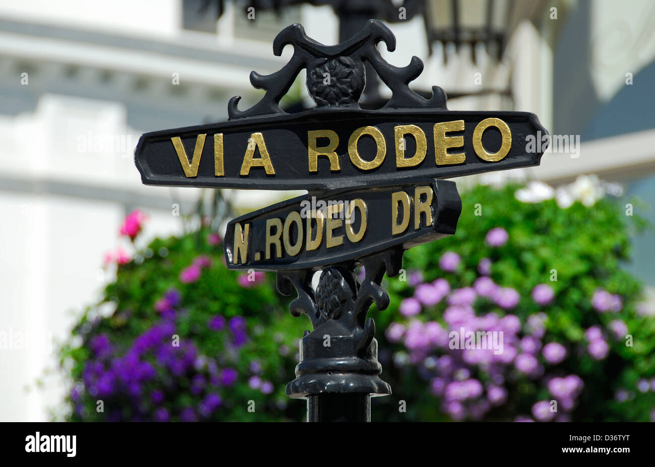 A través de Rodeo y Rodeo Drive N señales de carretera Los Ángeles, California, EE.UU. Foto de stock