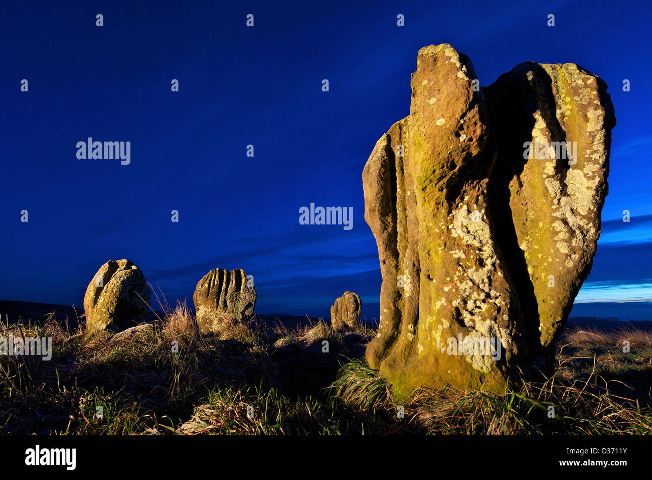 Duddo cinco piedras en la noche, en el norte de Northumberland , el noreste de Inglaterra, Reino Unido, GB Foto de stock