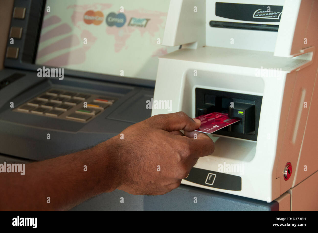 Insertar la tarjeta en el cajero automático Foto de stock