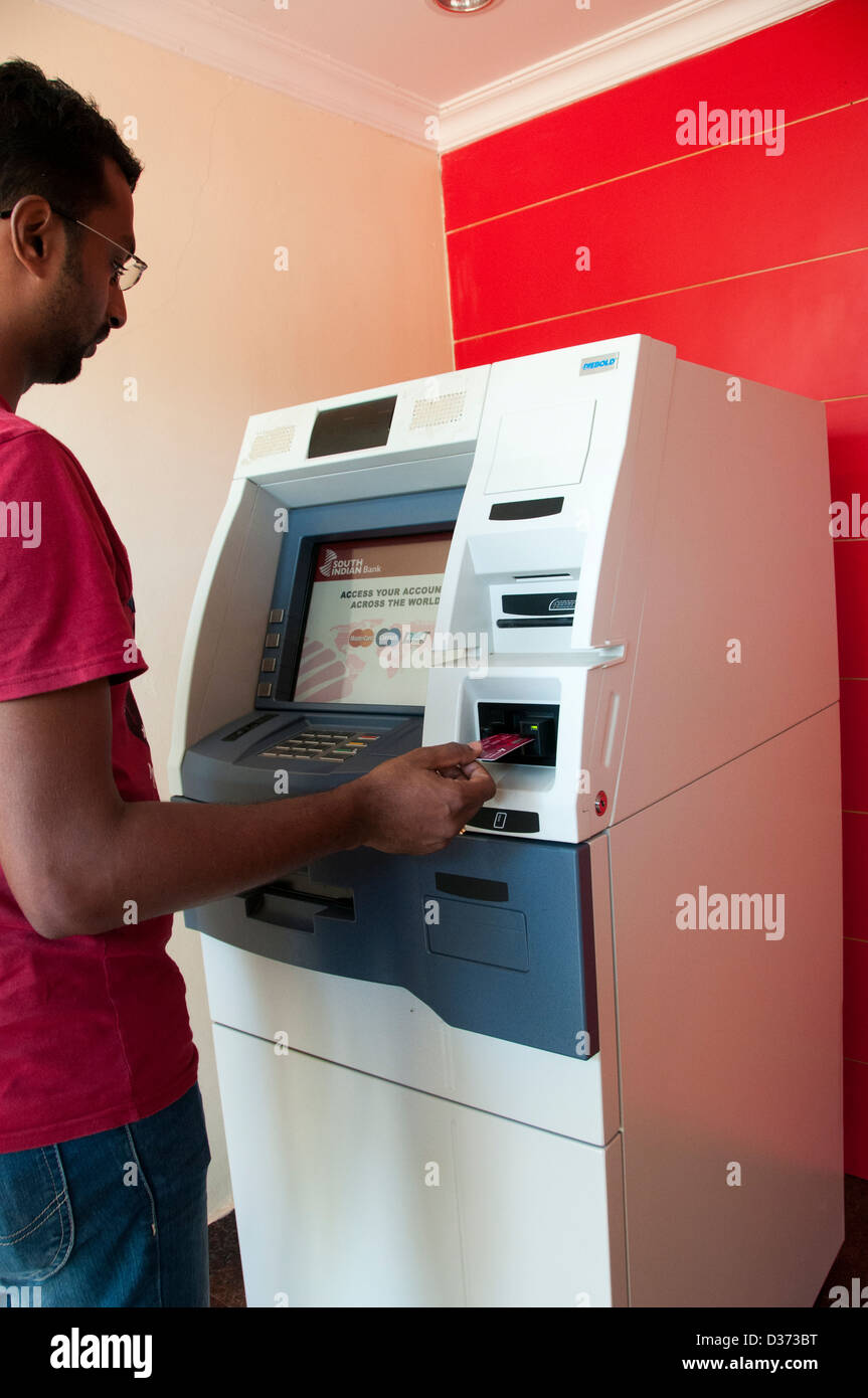 Hombre utilizando máquina ATM, India Foto de stock