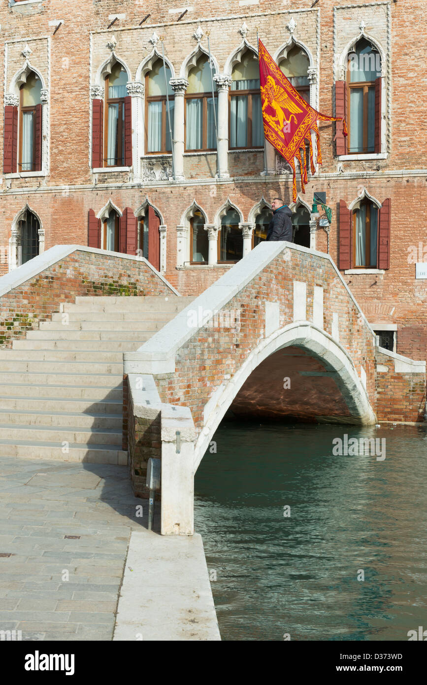 Bandera en un palacio veneciano Foto de stock