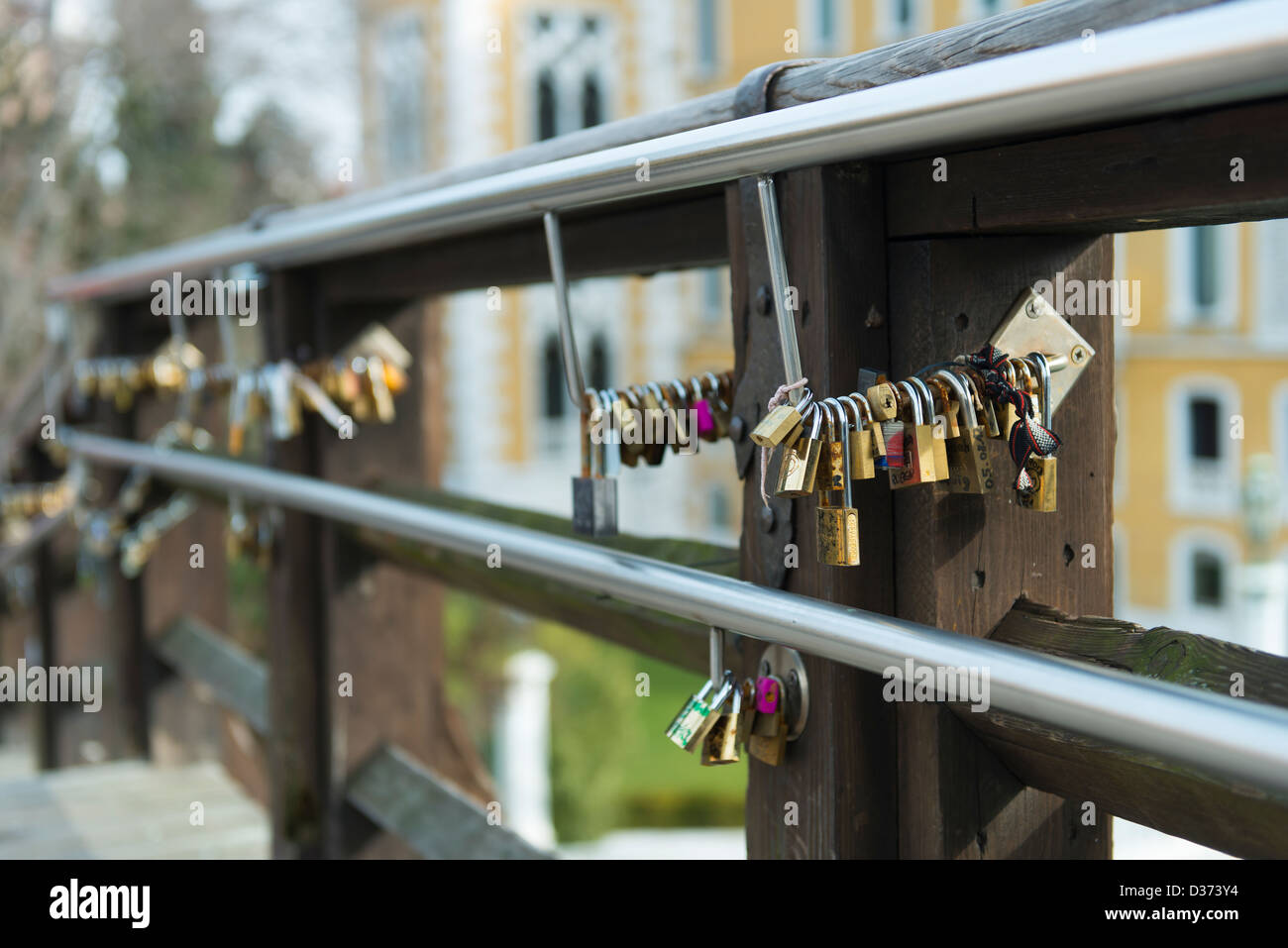 Candados de amor como una promesa de amor en el puente de la Accademia en Venecia. Foto de stock