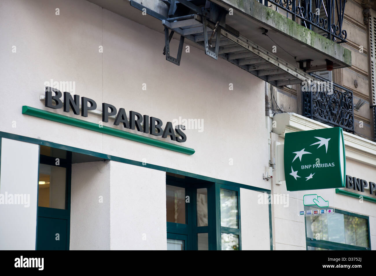 Entrada a una sucursal de la BNP Paribas Sucursal en el centro de París. Foto de stock