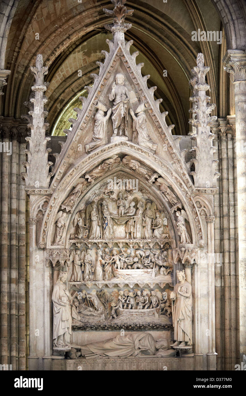 Esculturas medievales en la tumba monumento gótico de Dagobert (603639
