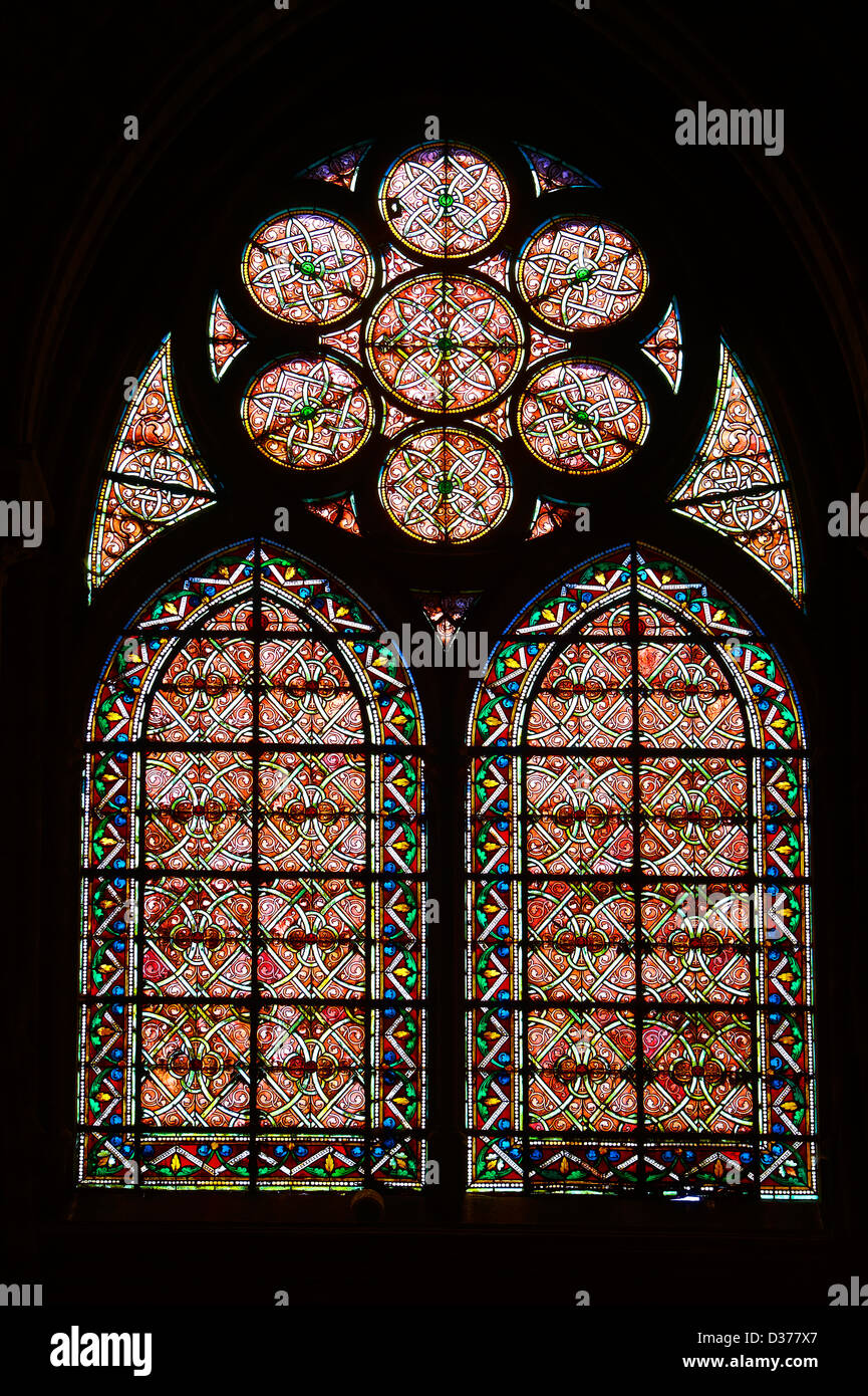 Las vidrieras de la Catedral Basílica de Saint Denis, en París, Francia. Un sitio de Patrimonio Mundial de la UNESCO Foto de stock