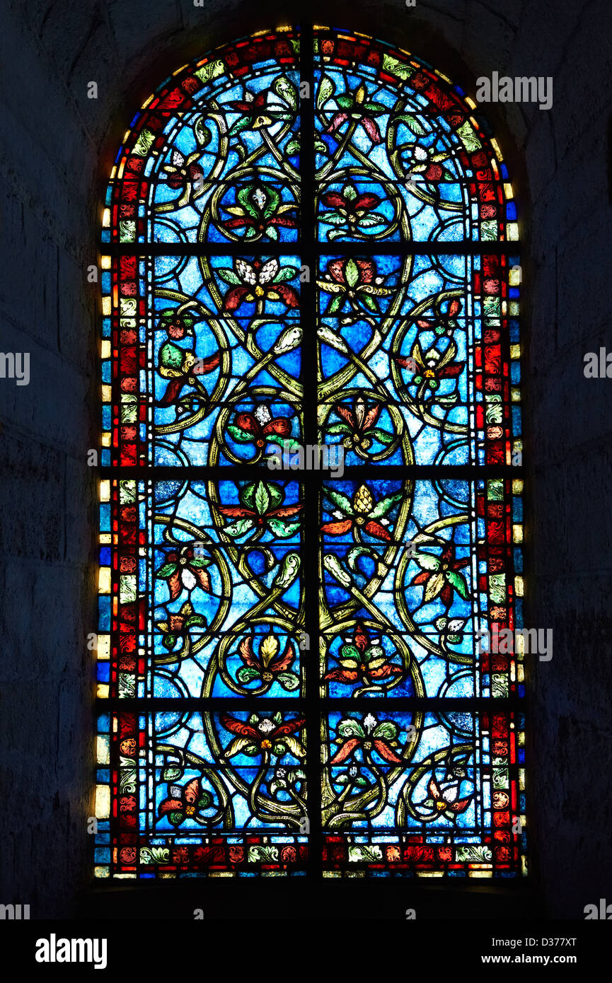 Las vidrieras de la Catedral Basílica de Saint Denis, en París, Francia. Un sitio de Patrimonio Mundial de la UNESCO Foto de stock