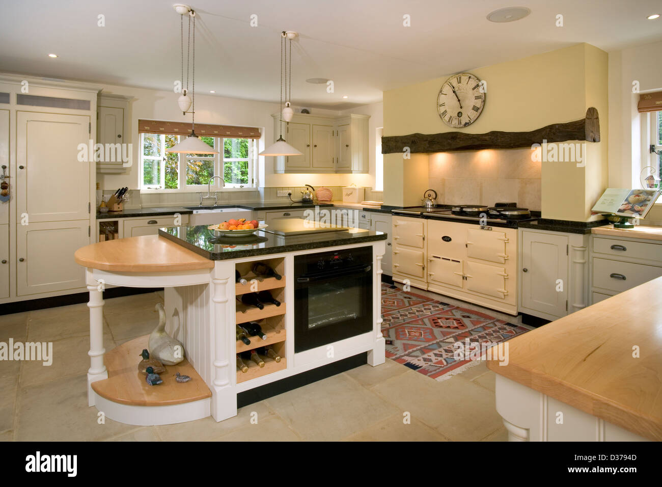 Una gran cocina con un fogón de Aga Fotografía de stock - Alamy