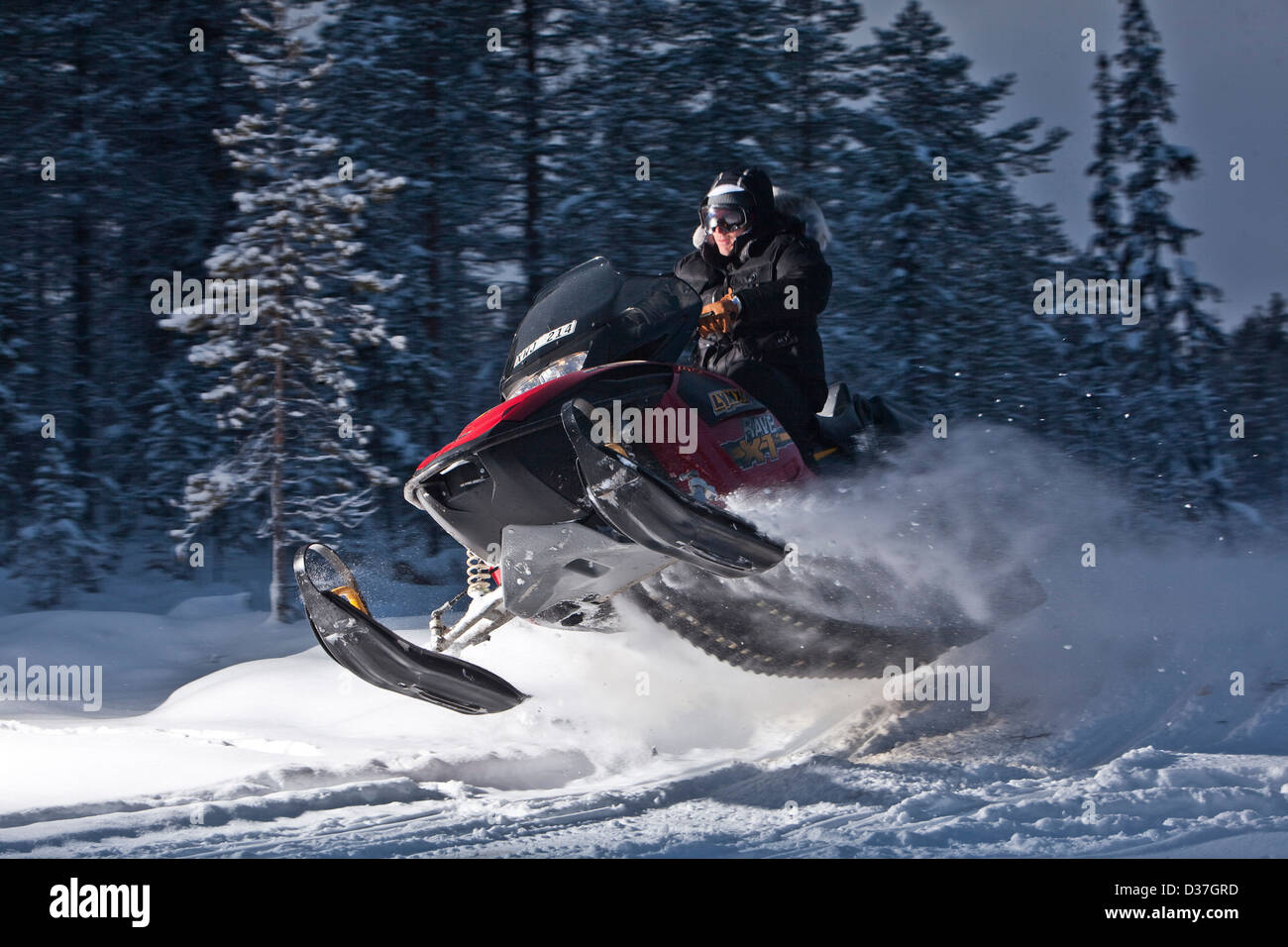 Persona en moto de nieve fotografías e imágenes de alta resolución Alamy