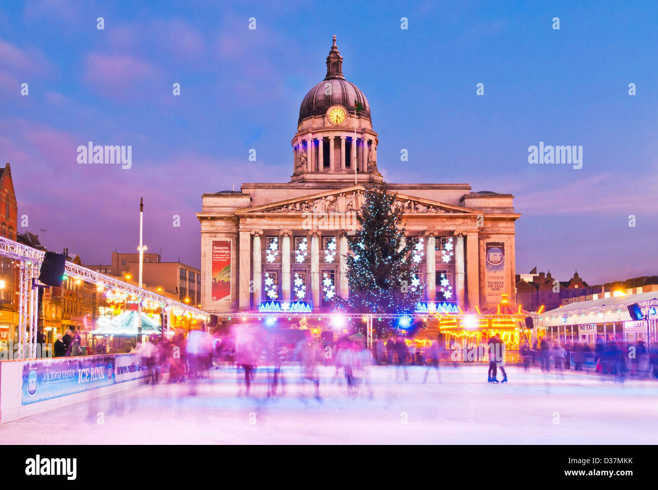 Los patinadores sobre hielo en la pista de patinaje sobre hielo al aire libre de Navidad en la plaza del mercado viejo en el centro de la ciudad de Nottingham Inglaterra GB Europa UE Foto de stock