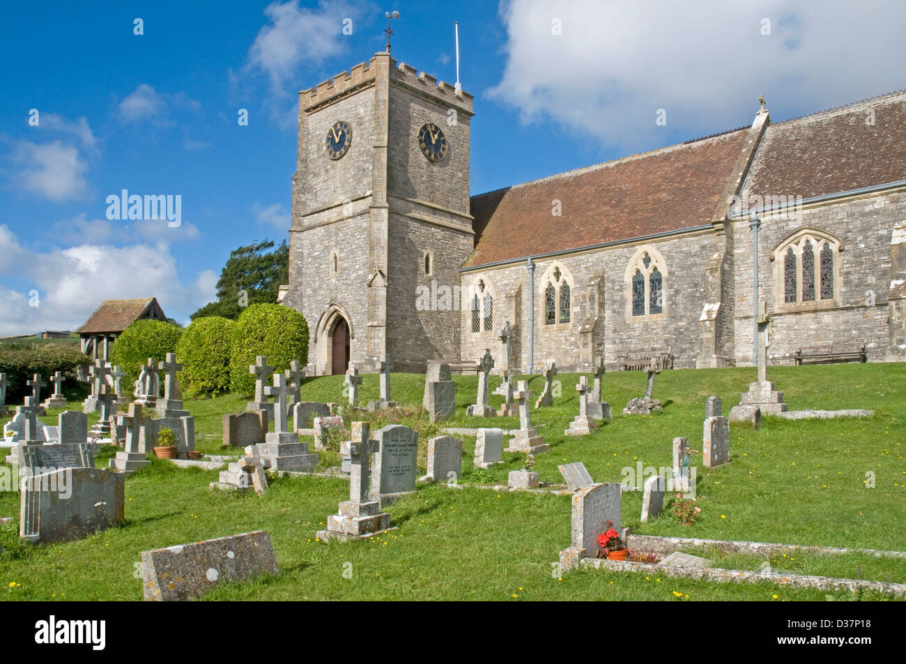 La atractiva iglesia parroquial de la Santa Trinidad en West Lulworth, Dorset Foto de stock