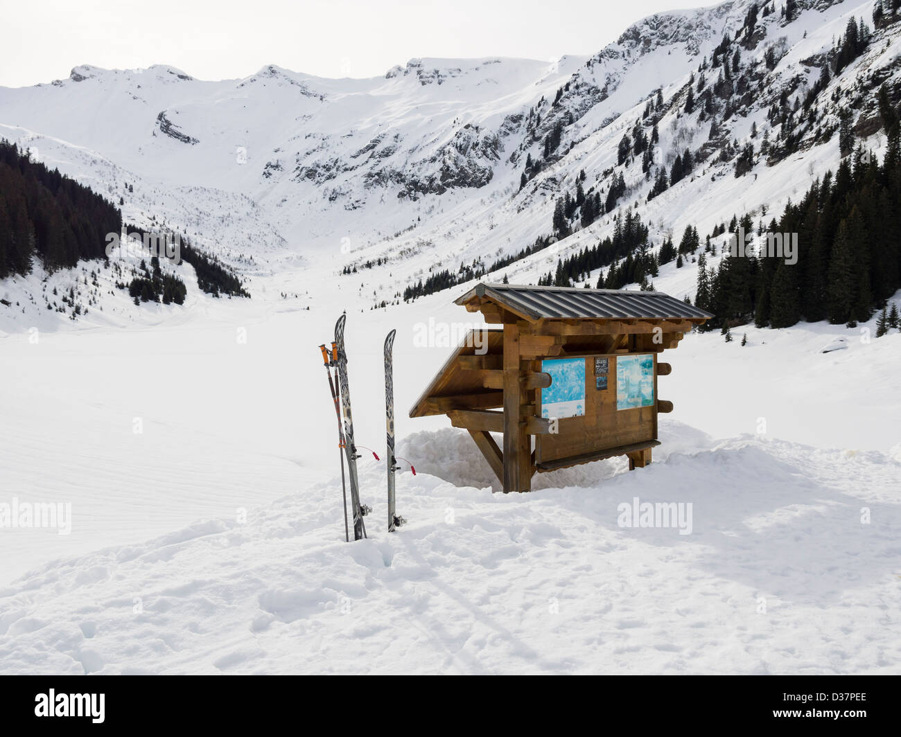 Esquís y junta local de información junto al Lac de Gers lago congelado en Le Grand Massif zona de esquí de los Alpes franceses, cerca de Samoens, France Foto de stock