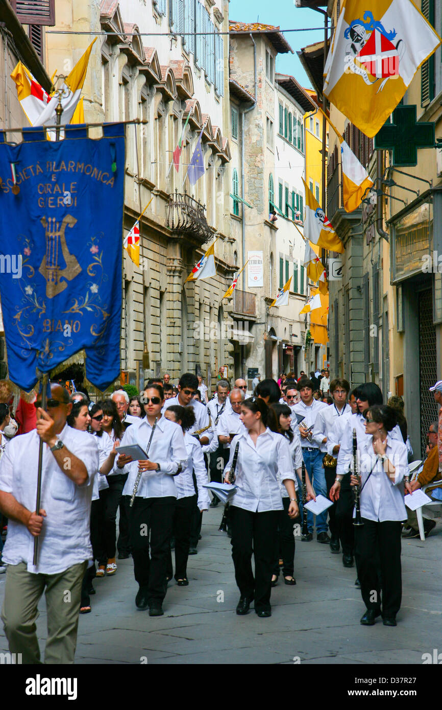 Festival de Música de procesión por la ciudad medieval de Cortona, Toscana Italia Foto de stock