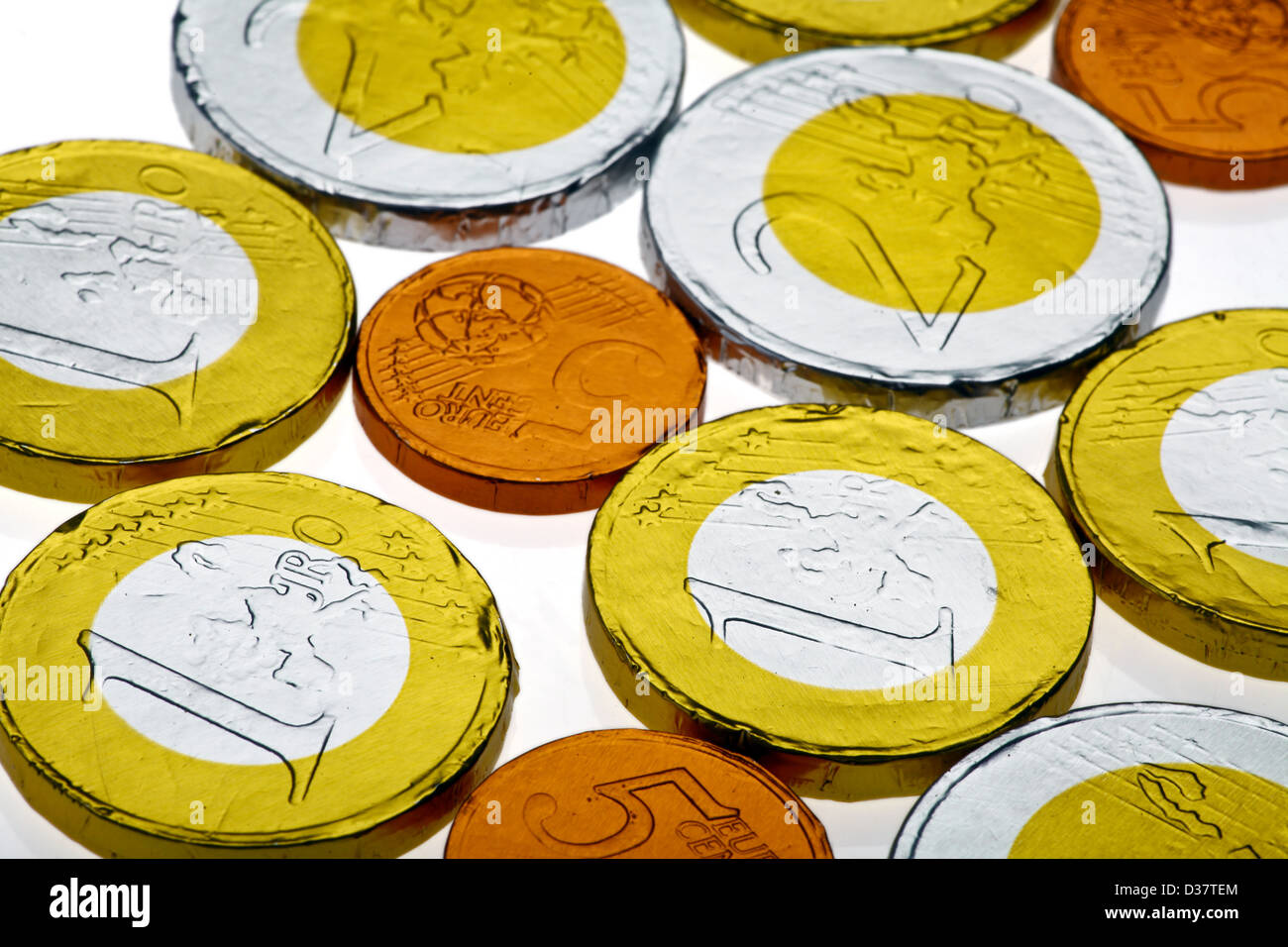 Tres Productos De Chocolate En Forma De Monedas De Euro, Estados Unidos Y  Japón Se Encuentran Sobre Un Fondo De Plástico Naranja. Un Modelo De  Monedas En Efectivo En Forma Comestible. Fotos
