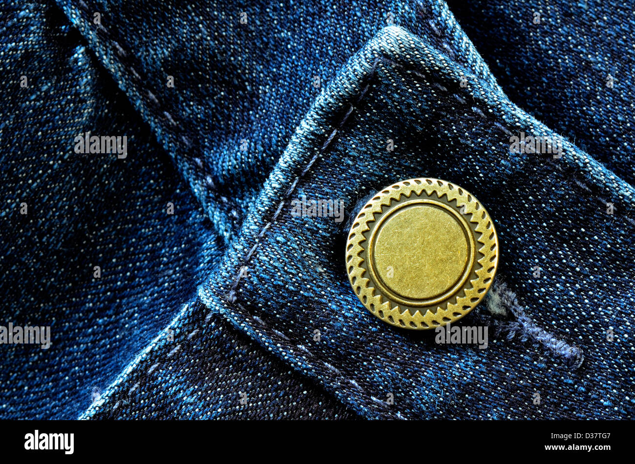 Pantalones de mezclilla con detalle de botón de latón y costuras Foto de stock