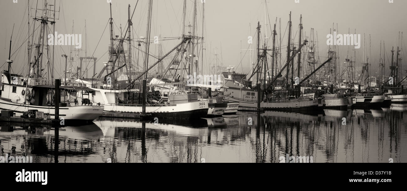 Los barcos con niebla en Newport Harbor. Oregon Foto de stock