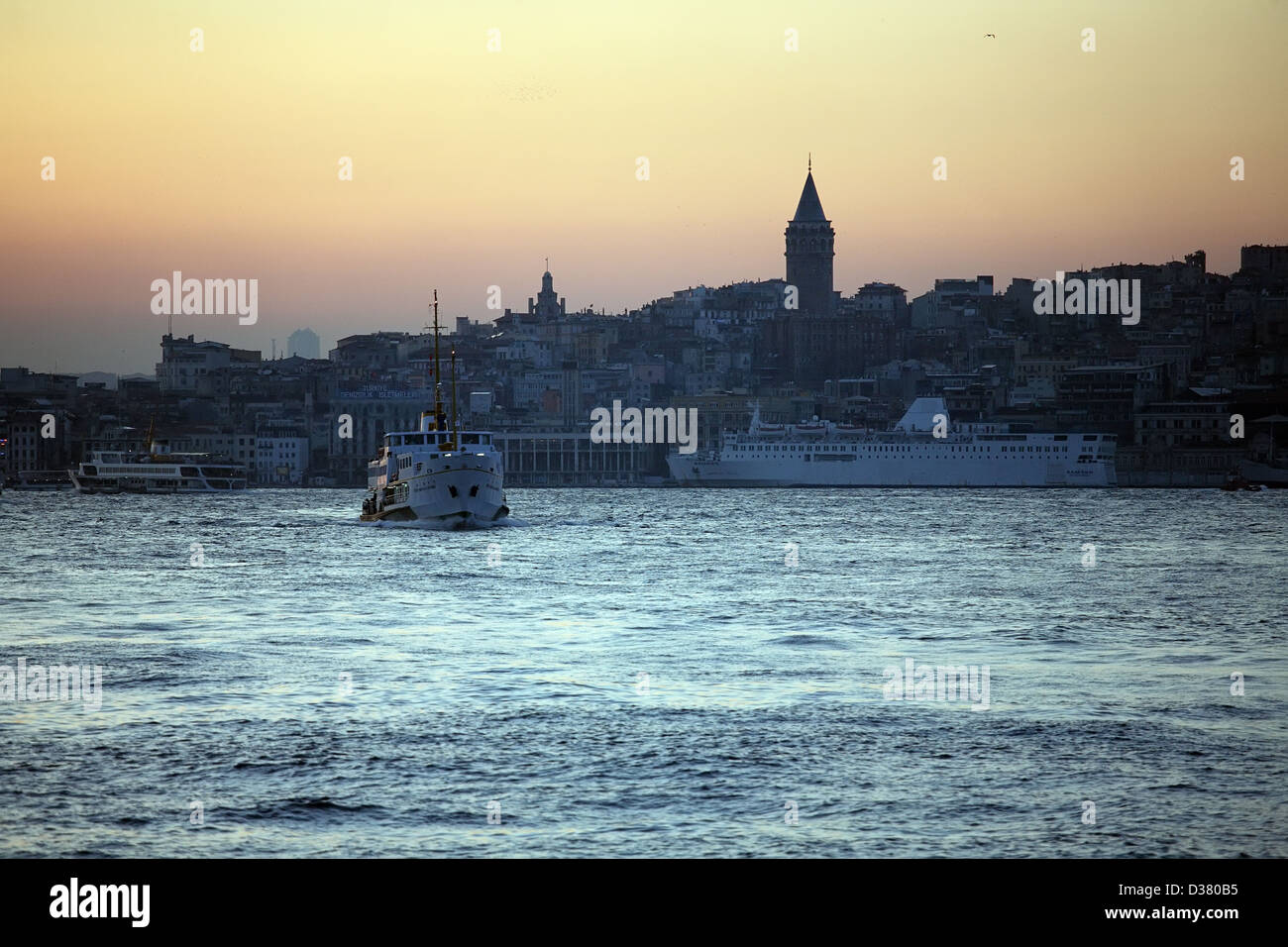 Estambul, Turquía, el transporte marítimo en el Estrecho del Bósforo en