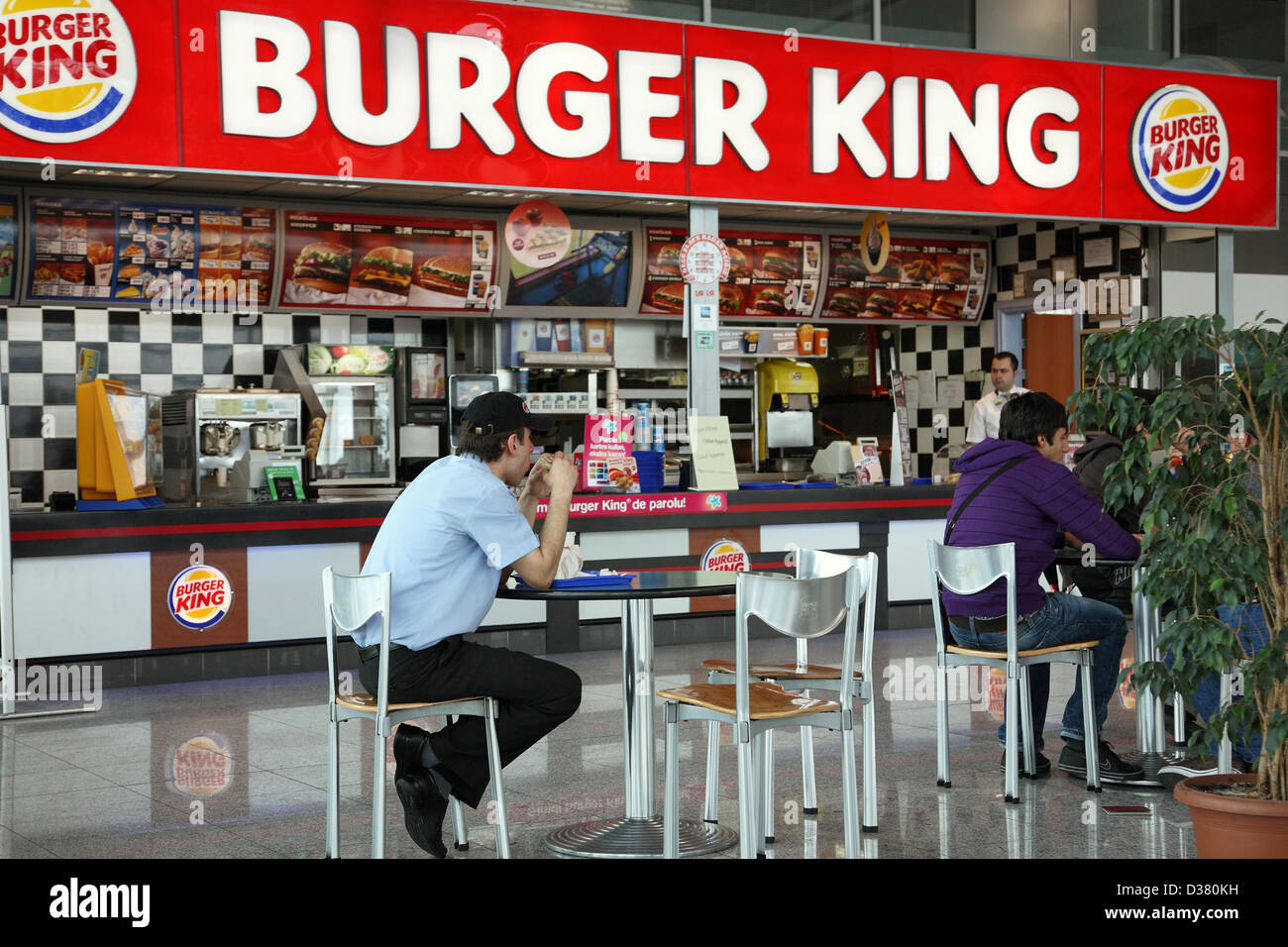Estambul, Turquía, una sucursal de Burger King en el Aeropuerto