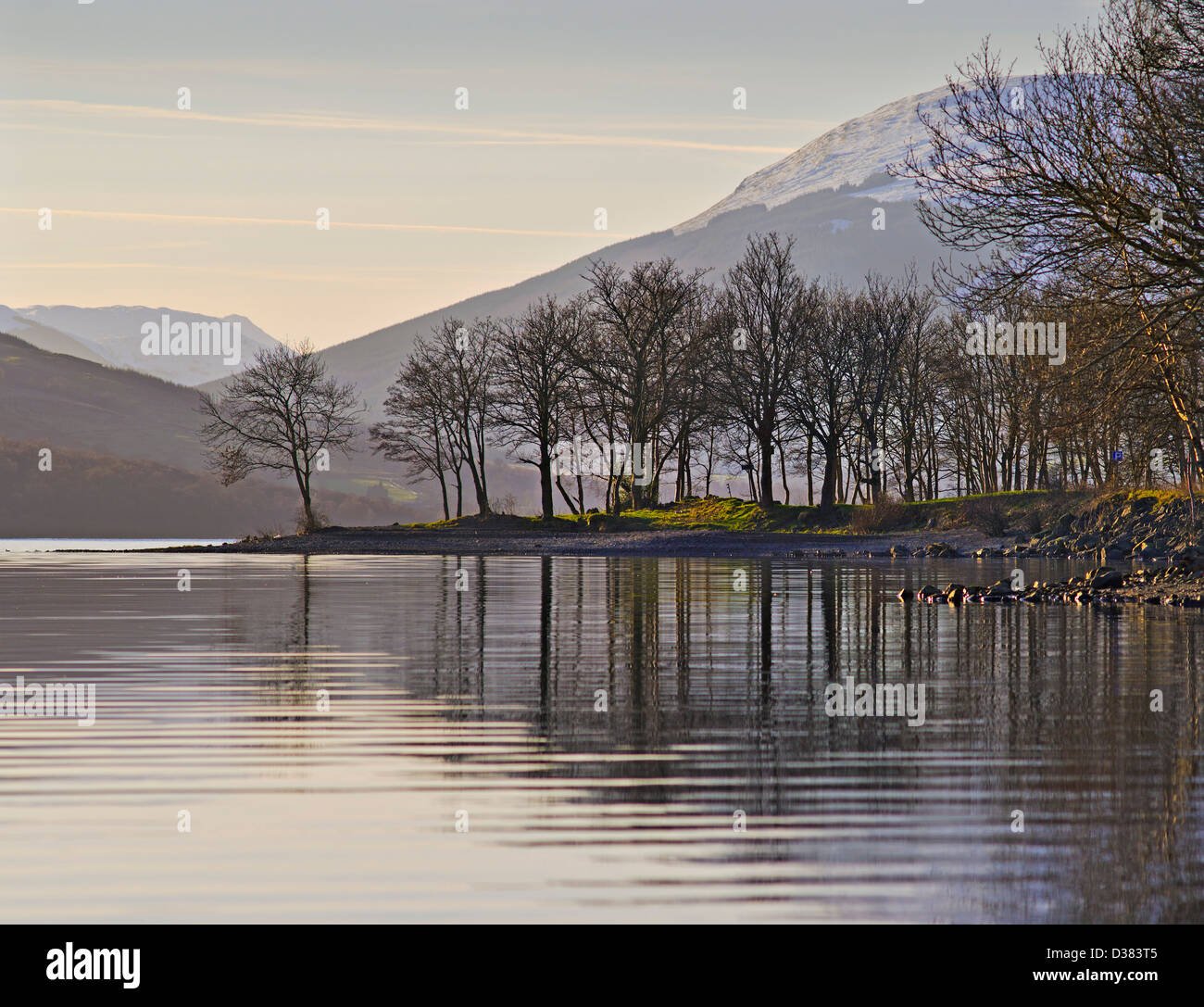 Loch ganan con siluetas de cabecera y árboles con colinas distantes, Perthshire, Escocia Foto de stock