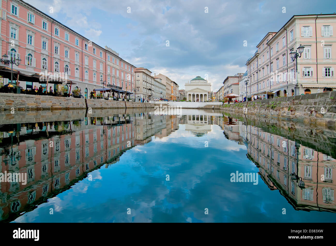Reflexión en Trieste, en el noreste de Italia. Foto de stock