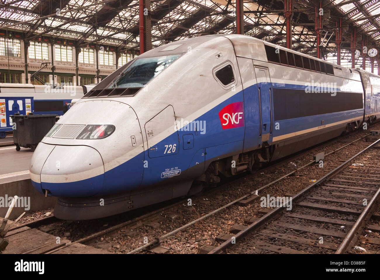 Una salida a la espera de TGV Gare de Lyon en París. Foto de stock