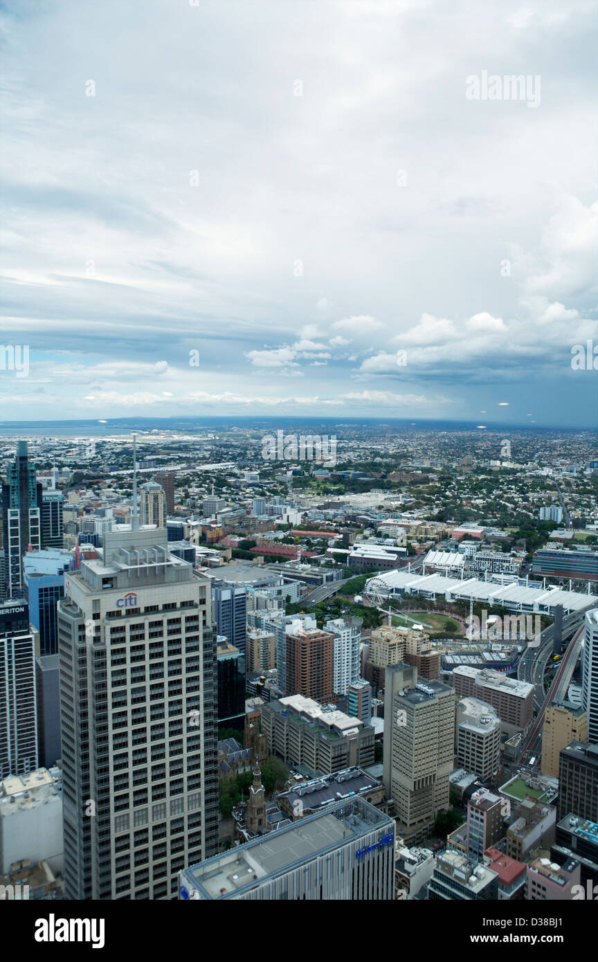 La vista del centro de la ciudad de Sydney como visto desde la plataforma de observación en las torres de Sydney, New South Wales, Australia Foto de stock