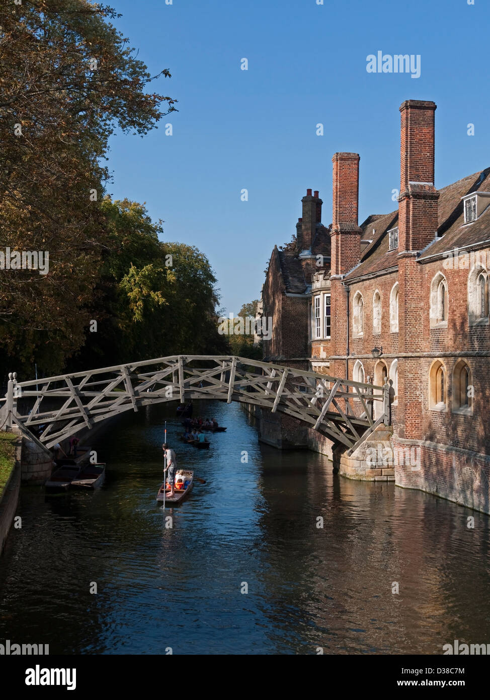Navegar por el río Cam, bajo el Puente Matemático, junto a Queens' College, Cambridge, Inglaterra. Foto de stock