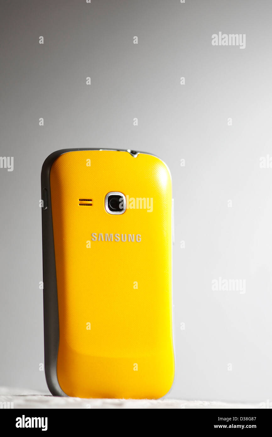 Un teléfono móvil Samsung amarillo. Foto de stock