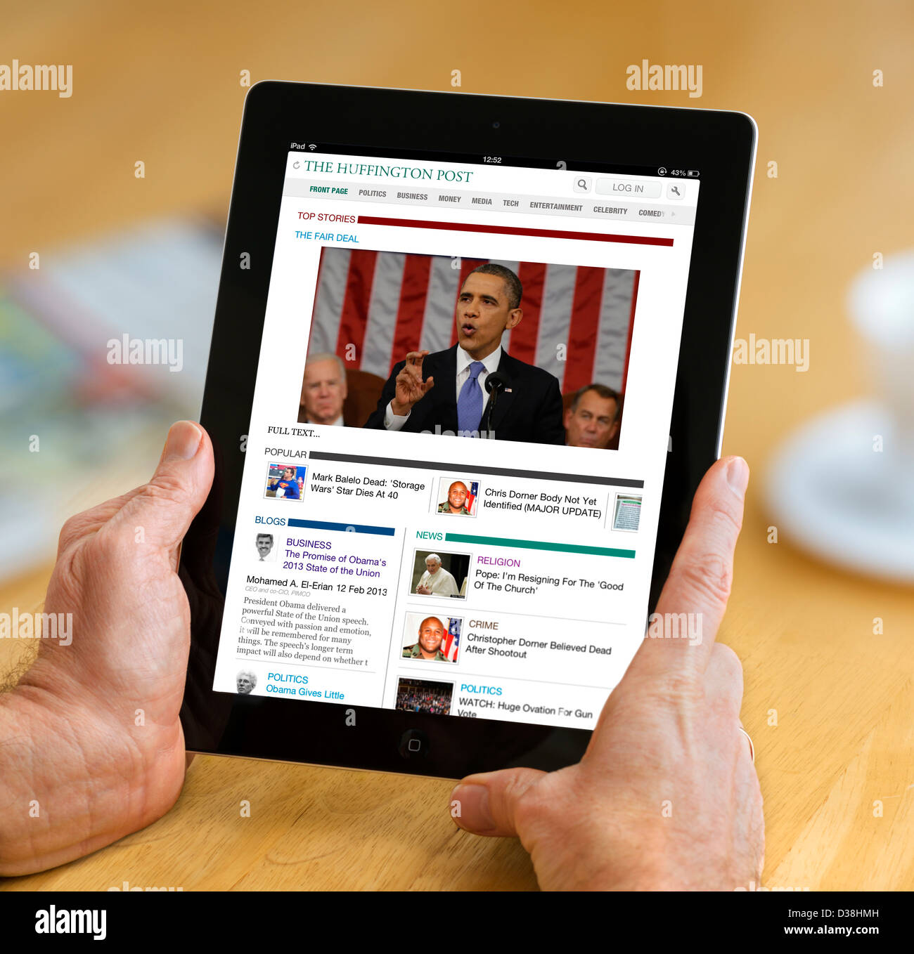 IPad App para la edición estadounidense de el Huffington Post vistos en una 4ª generación de Apple iPad, EE.UU. Foto de stock