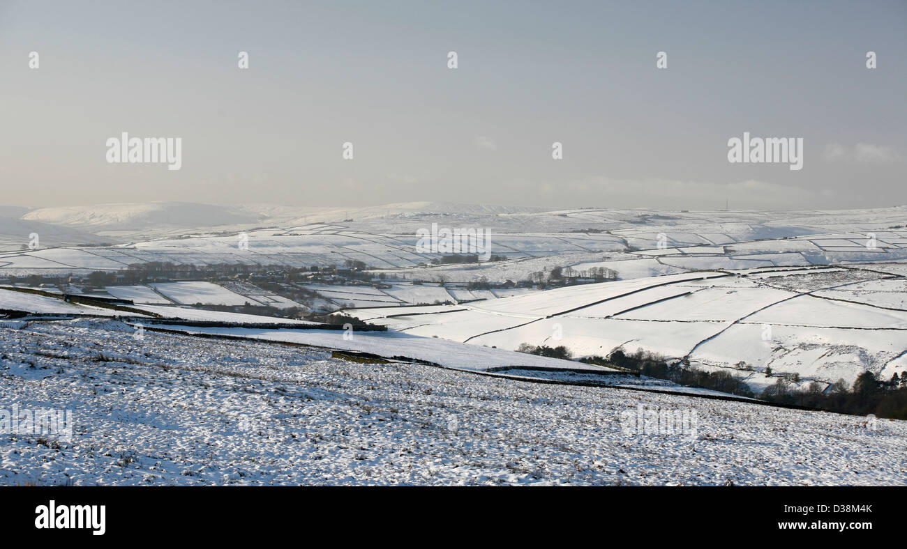 Las colinas cubiertas de nieve en invierno en Crimsworth Dean cerca de Hebden Bridge en Los Peninos del sur al oeste de Yorkshire Foto de stock