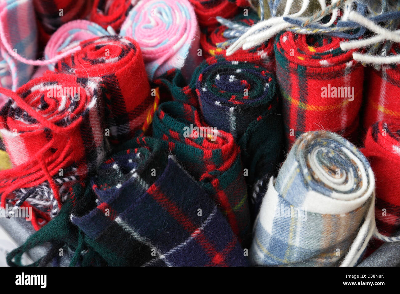 Tartan bufandas para la venta en una tienda de souvenirs Edimburgo la Royal Mile, Scotland, Unido Fotografía de stock - Alamy
