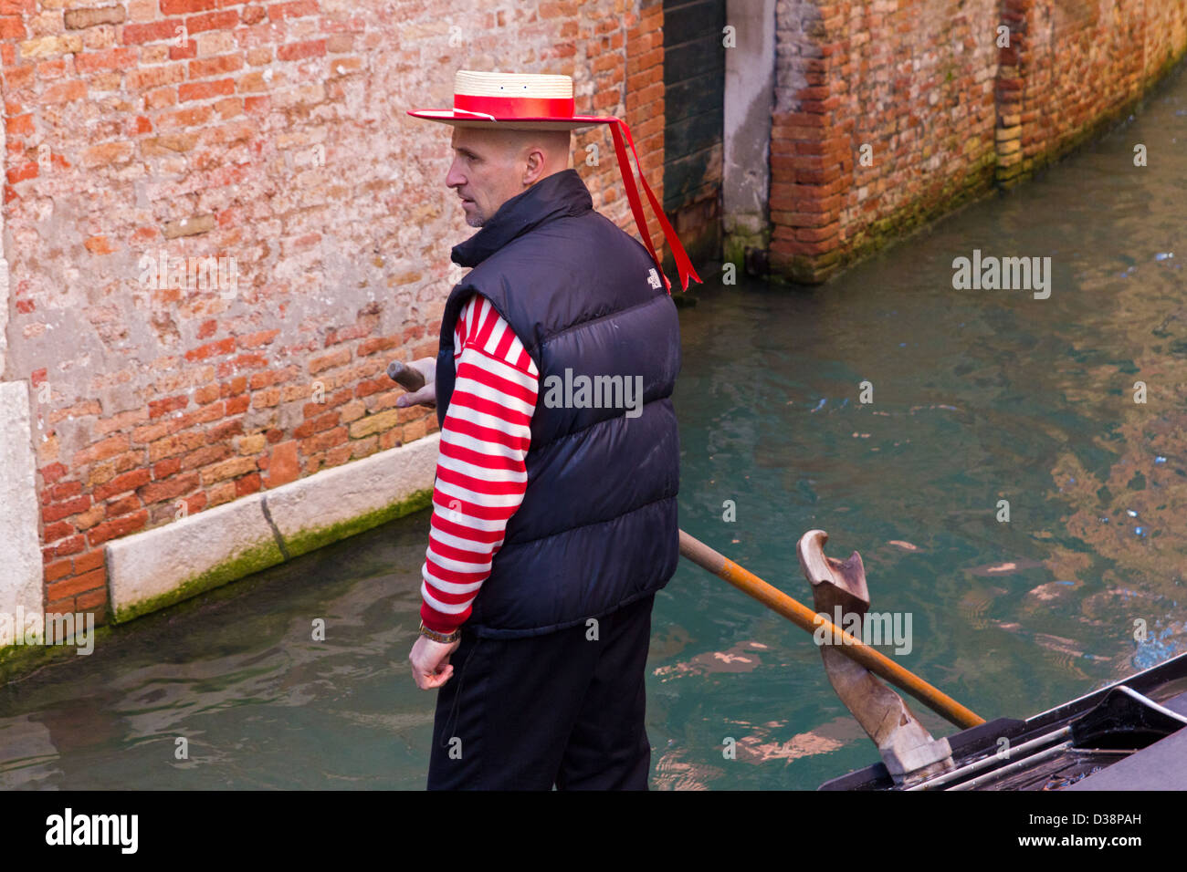 Gondolero en Venecia. Foto de stock
