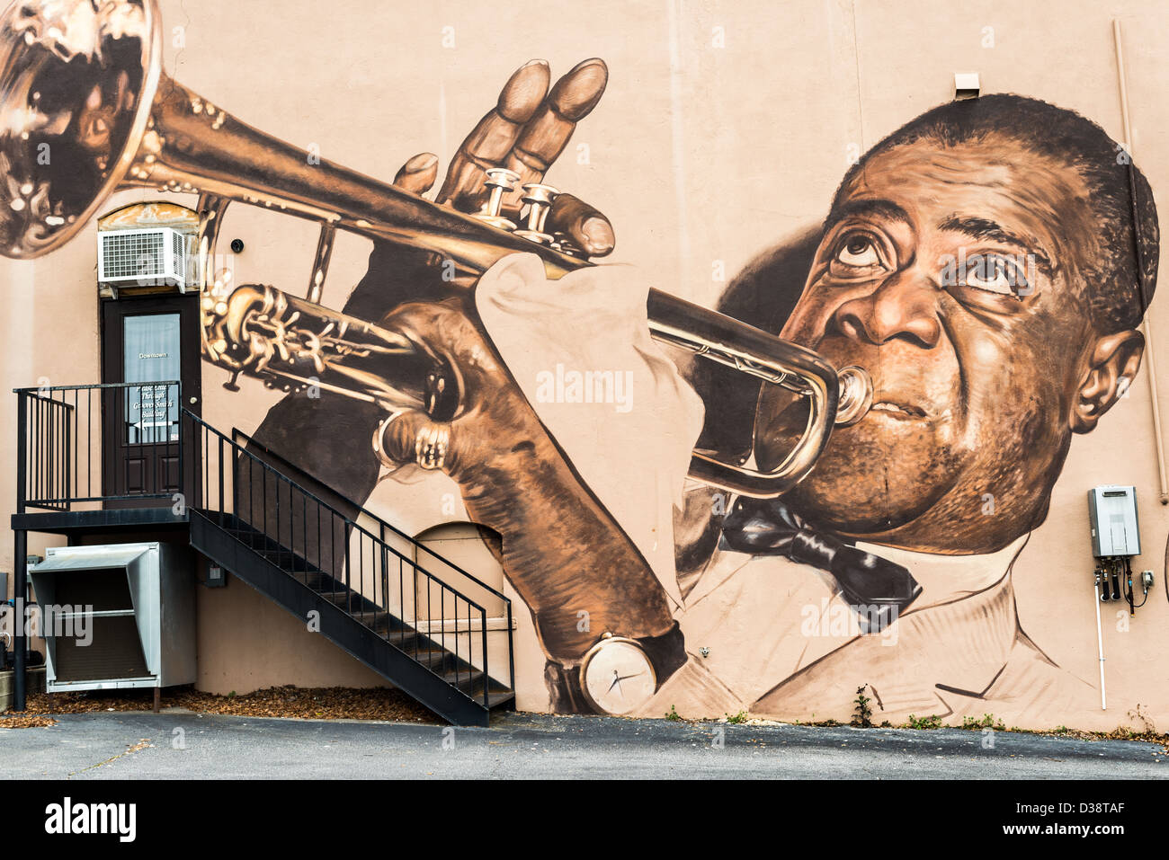 El legendario jazz e icono musical Louis Armstrong toca la trompeta en esta  pintura mural en Carrollton, Georgia Fotografía de stock - Alamy