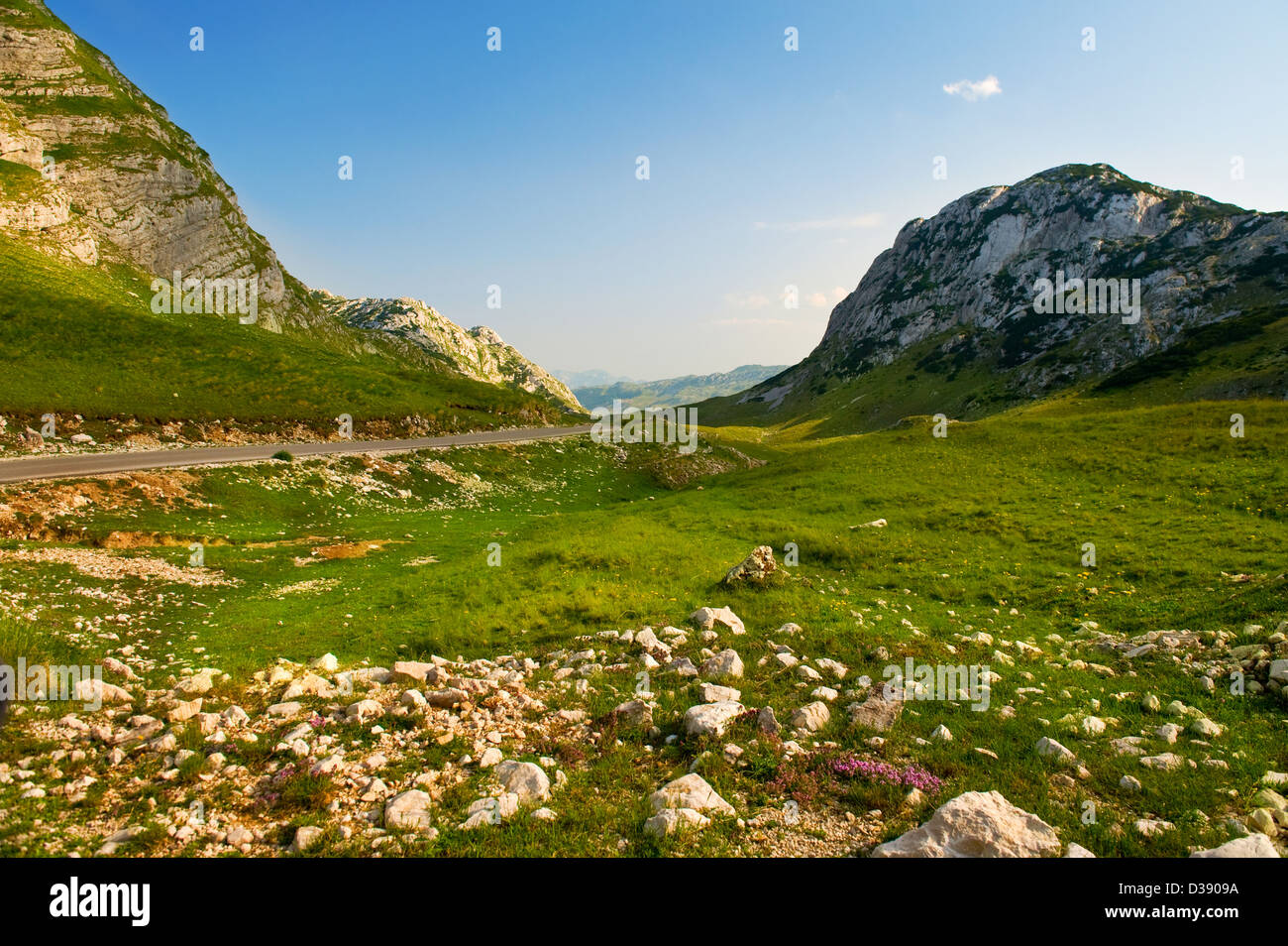 Una vista del valle y de las montañas del Parque Nacional de Durmitor Montenegro Foto de stock