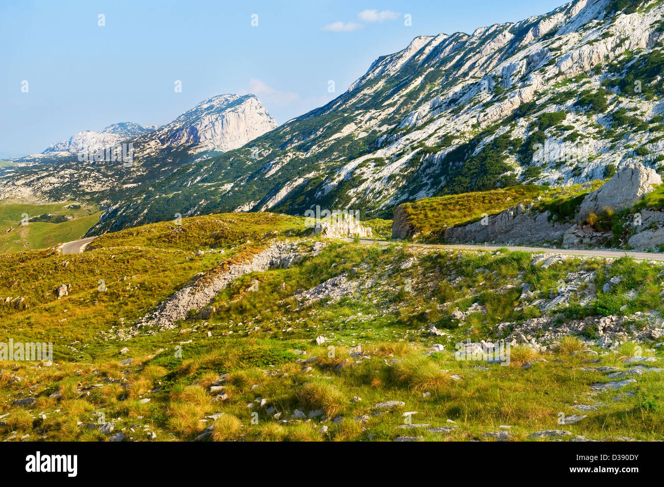 Una vista del valle y de las montañas del Parque Nacional de Durmitor Montenegro Foto de stock