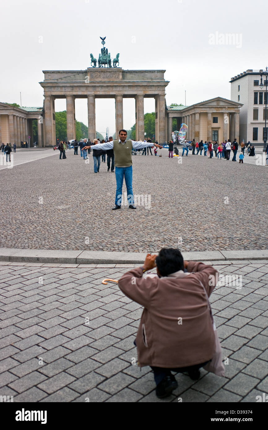 Berlín, Alemania, los turistas posan para una foto de recuerdo delante de la Puerta de Brandenburgo Foto de stock