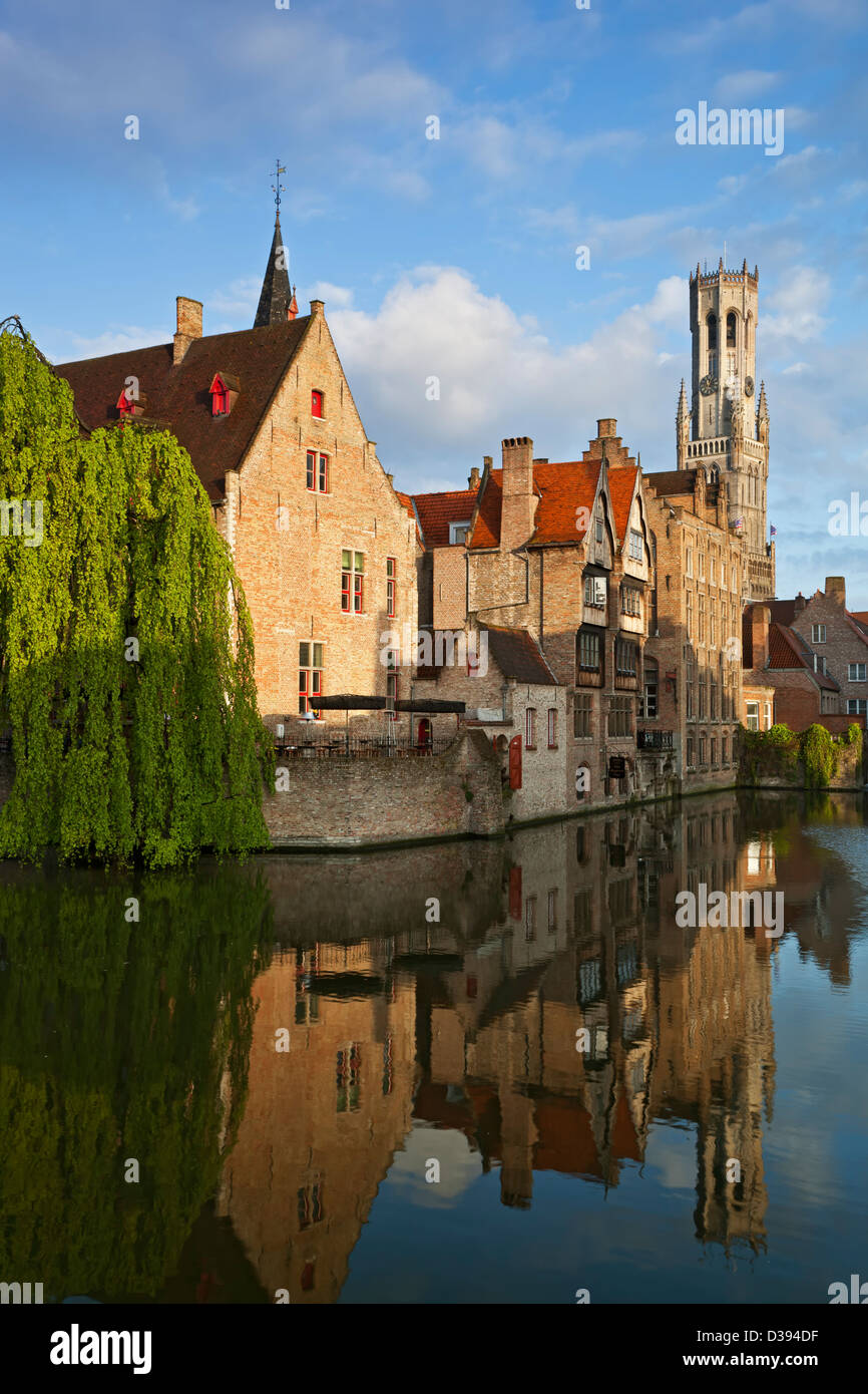 El campanario (belfort), casas y canal, Brujas, Bélgica Foto de stock